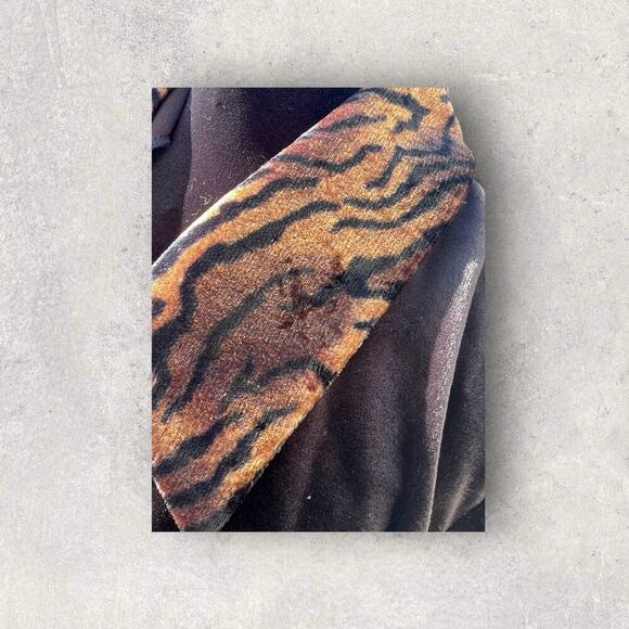 Bentley women’s size 12 black velvet velour, button-down leopard collar top - Picture 6 of 12